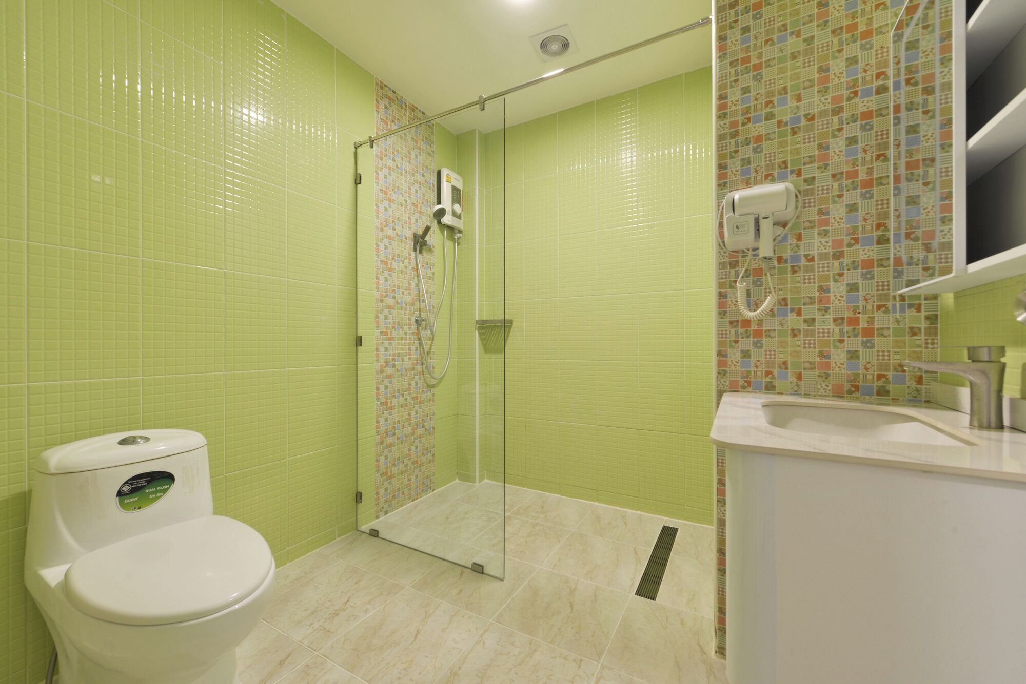 Un baño con inodoro, ducha y lavamanos.