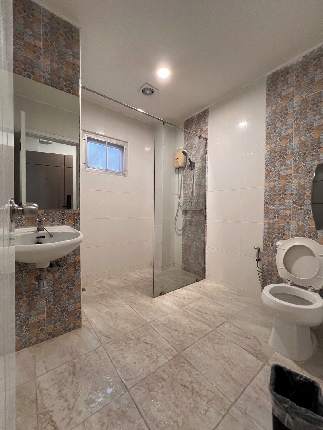 deluxe double room, 1 king bed | bathroom | shower, rainfall showerhead, free toiletries, towels