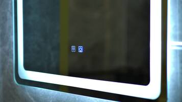 Primer plano de una ventana que refleja una puerta y un interruptor de luz.