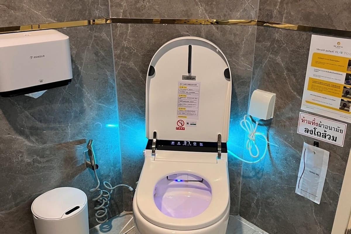 luxury room, non smoking | bathroom | shower, rainfall showerhead, free toiletries, towels