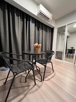 Habitación Deluxe con 2 camas individuales, 2 camas de matrimonio | Zona de estar | Smart TV de 55 pulgadas con canales por cable, una televisión