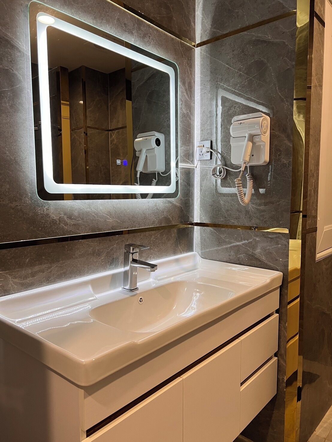 luxury room, non smoking | bathroom | shower, rainfall showerhead, free toiletries, towels