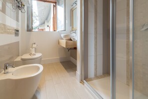 Comfort appartement, 2 slaapkamers | Badkamer | Een douche, een haardroger, een bidet, handdoeken