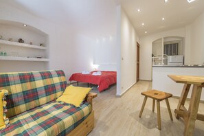 Apartamento conforto, várias camas | Área de estar | TV de tela plana, lareira