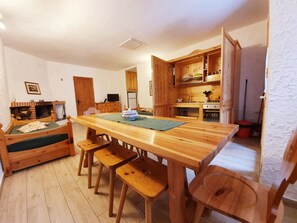 Apartamento clásico, 1 habitación | Zona de estar | Una televisión de pantalla plana, una chimenea