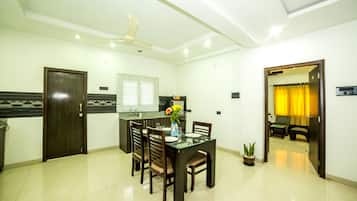Executive Studio Suite, 1 Double Bed, Non Smoking | In-room dining
