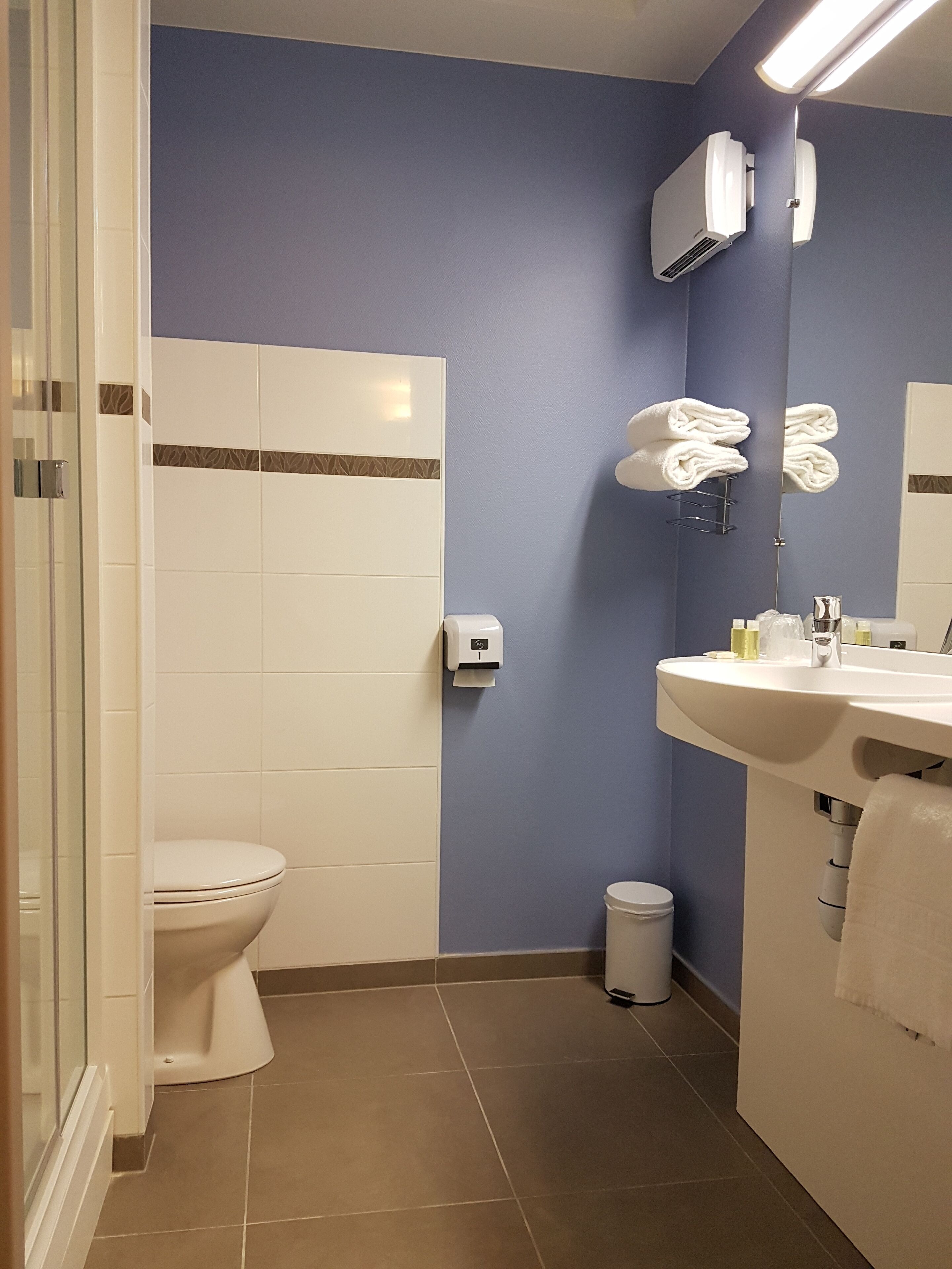 quadruple room | bathroom | shower, free toiletries, hair dryer, towels