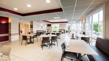 Petit déjeuner buffet servi tous les jours en supplément
