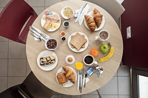 Daily buffet breakfast (EUR 9.90 per person) - ACE Hôtel Toulouse (Cornebarrieu)