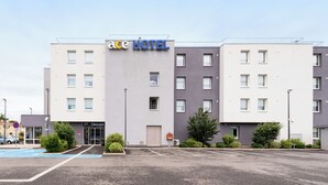 A modern hotel building with a sign reading "ace HOTEL". - ACE Hôtel Toulouse (Cornebarrieu)