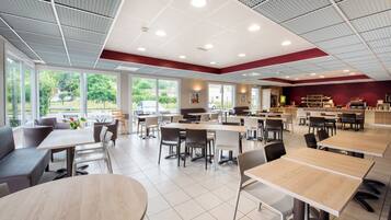 Dagelijks ontbijtbuffet (EUR 9.90 per persoon)