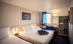 Quadruple Room | Premium bedding, desk, blackout drapes, soundproofing - ACE Hôtel Toulouse (Cornebarrieu)