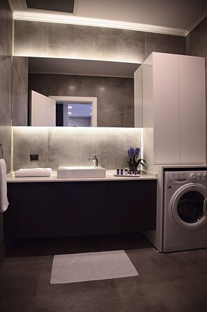 Deluxe Studio Suite, Non Smoking | Bathroom | Shower, towels - Freda Residence (Denizli)