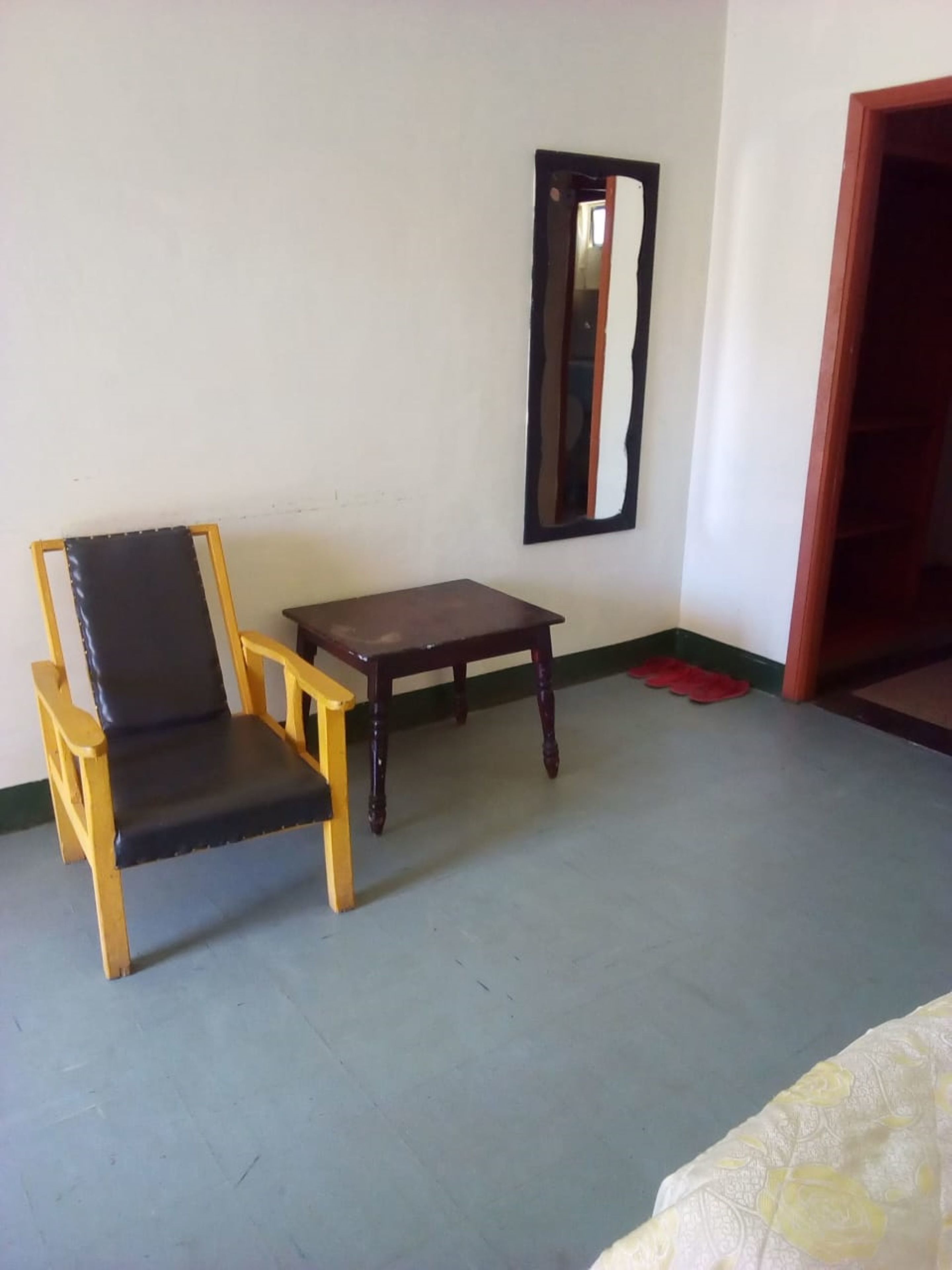 standard triple room, 3 single beds | living area | lcd tv