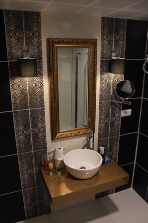 Shower, rainfall showerhead, free toiletries, hair dryer