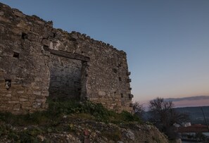 Eine uralte Steinarchitektur mit sichtbaren Öffnungen und einer rauen, unebenen Oberfläche.