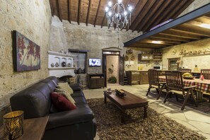 Smart TV, fireplace - Dioni Palace (Agios Therapon)