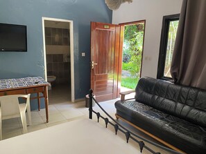 Habitación básica doble | Caja de seguridad en la habitación, escritorio y cortinas blackout