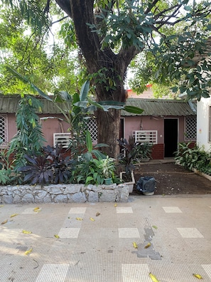 Front of property - Pension Les Palmiers (Conakry)