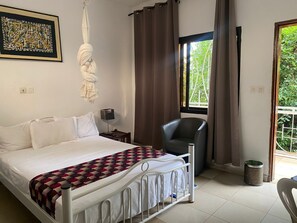 Habitación doble Deluxe, vista al jardín | Caja de seguridad en la habitación, escritorio y cortinas blackout