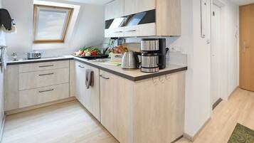 Apartment | Eigene Küche | Wasserkocher mit Kaffee-/Teezubehör, Kühlschrank, Herdplatte