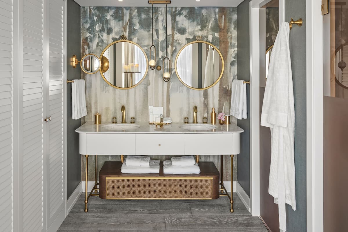 Panaroma 1 Bedroom Suite Sea View | Kamar mandi | Shower, pancuran hujan, dan perlengkapan mandi desainer