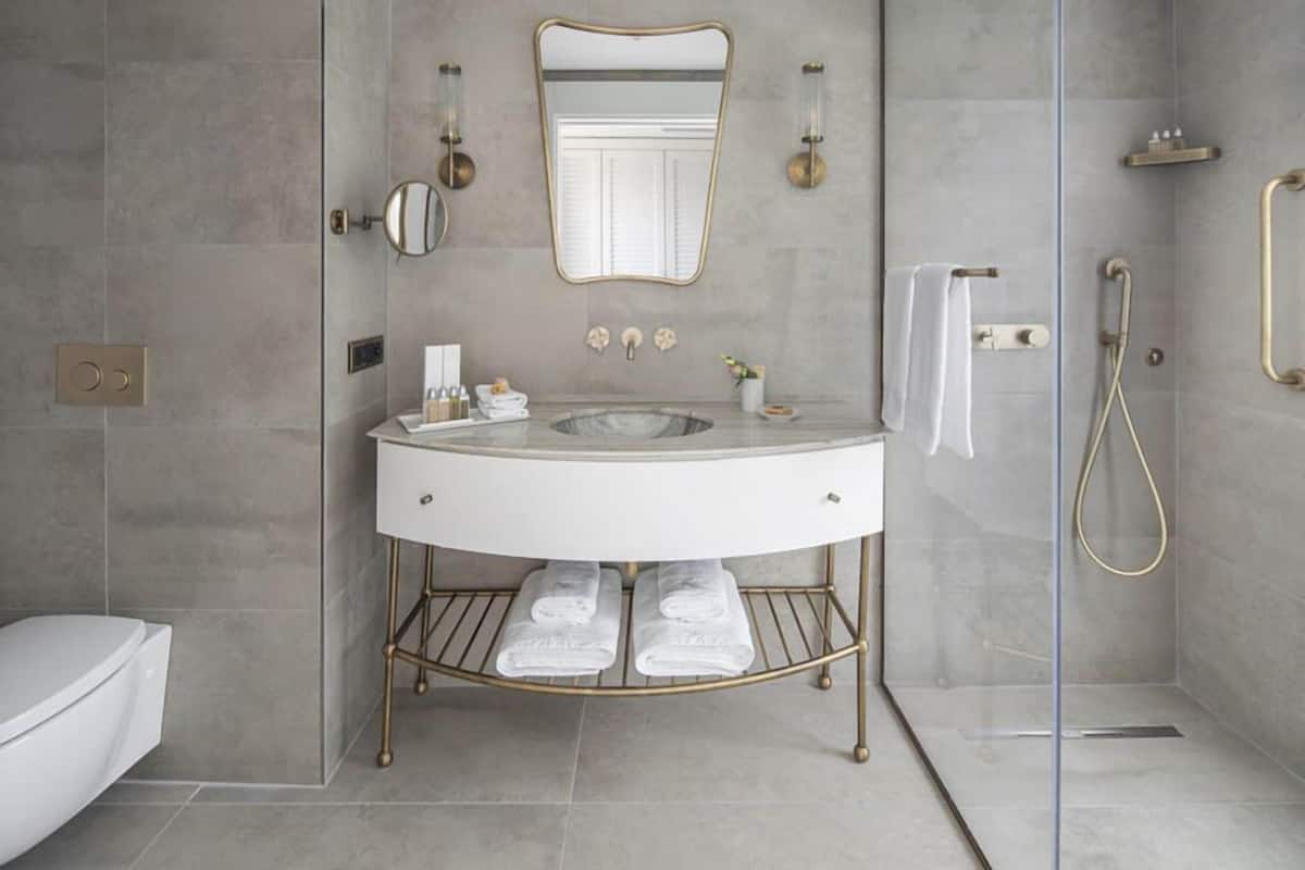 Comfort Corner Room | Kamar mandi | Shower, pancuran hujan, dan perlengkapan mandi desainer