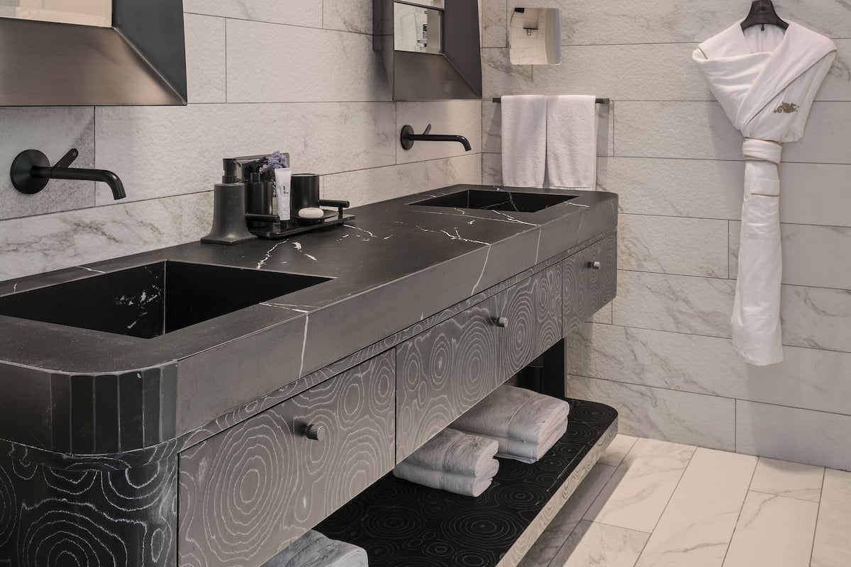 Laguna Private Grand Suite Swim Up Terrace | Kamar mandi | Shower, pancuran hujan, dan perlengkapan mandi desainer