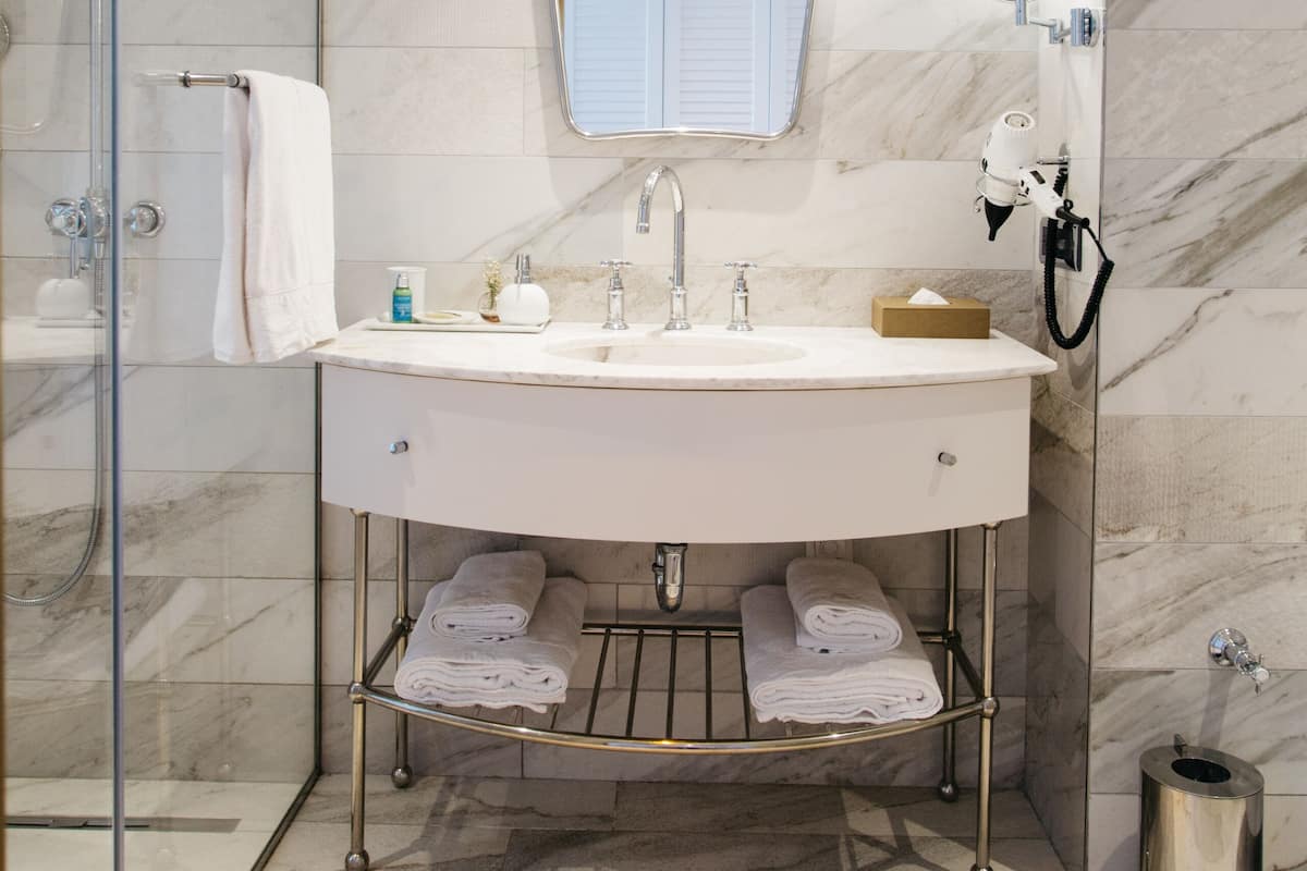 Shower, pancuran hujan, dan perlengkapan mandi desainer