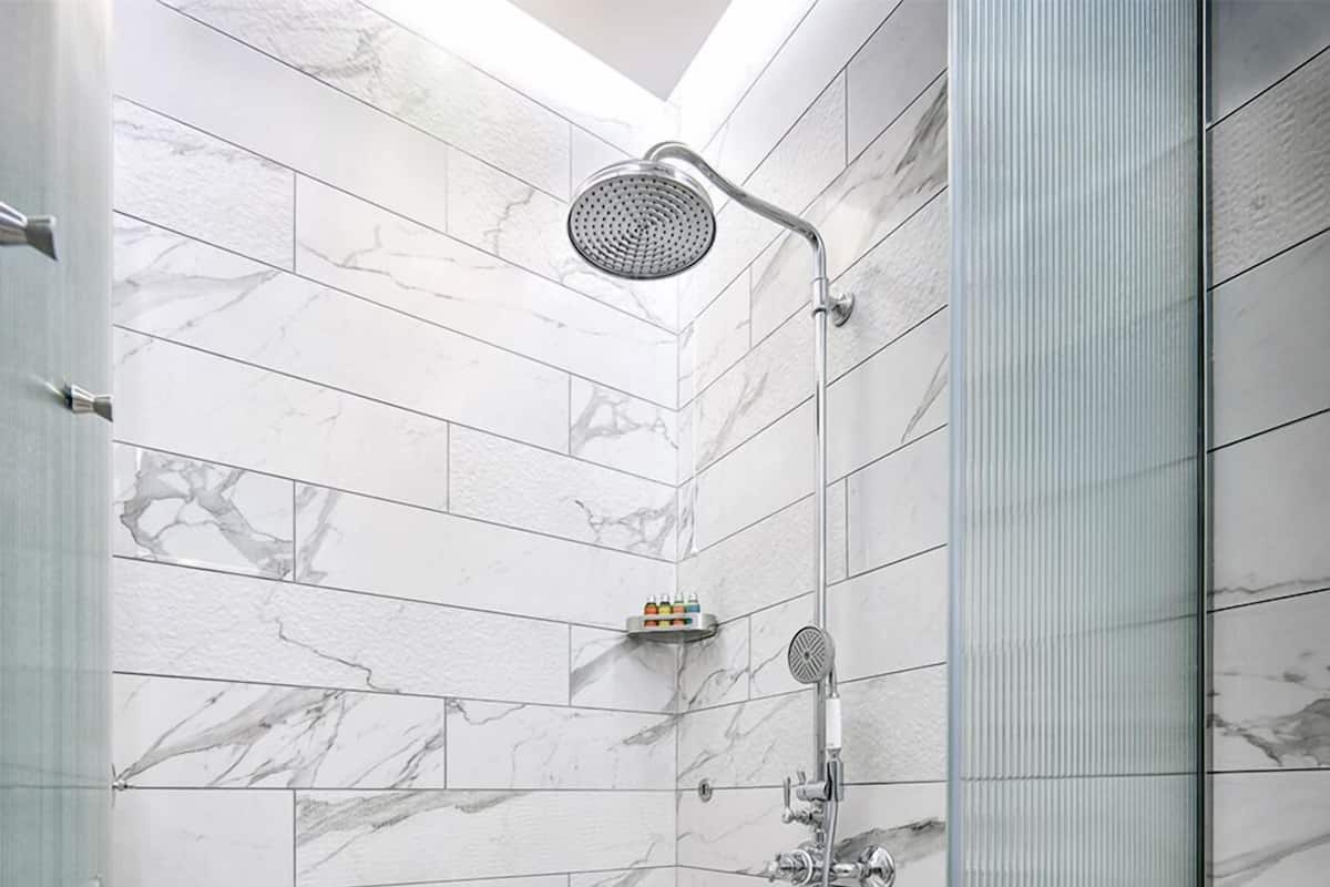 The Beach House Sea Terrace - Adult Only | Kamar mandi | Shower, pancuran hujan, dan perlengkapan mandi desainer