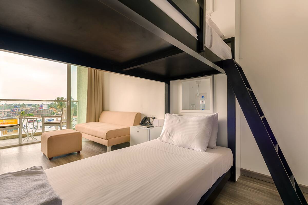Hypo-allergenic bedding, in-room safe, desk, blackout curtains