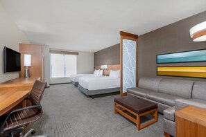 Minibar, caja de seguridad en la habitación y escritorio