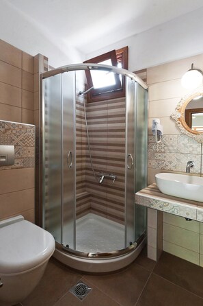 Apartament familiar, 1 dormitori | Bany | Dutxa, capçal de dutxa tipus cascada, assecador de cabells i tovalloles 