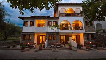 Façade de lâhĂ©bergement - soirĂ©e/nuit