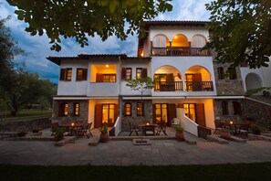 Vista frontal de la propiedad por la tarde o noche