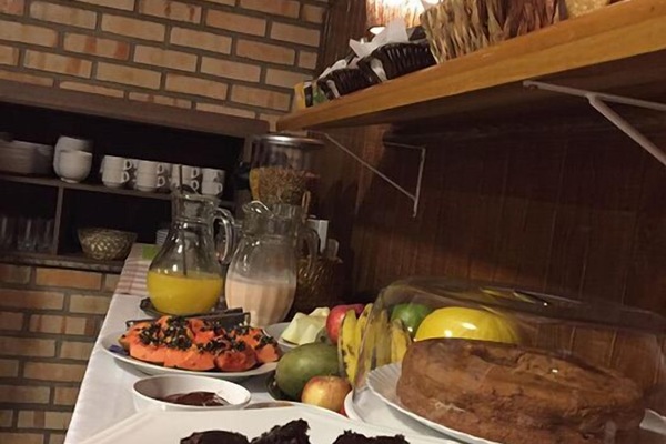 Café da manhã com buffet grátis todos os dias