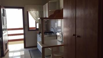 Minibar, escritorio, espacio para trabajar con laptop y wifi gratis