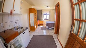 Minibar, desk, laptop workspace, free WiFi