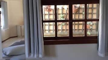 Minibar, desk, laptop workspace, free WiFi