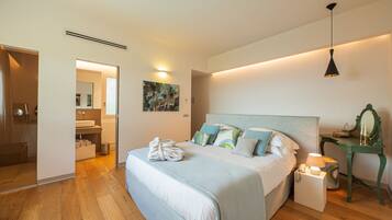 Un dormitorio moderno con una cama grande, una mesita de noche y una lámpara de noche.