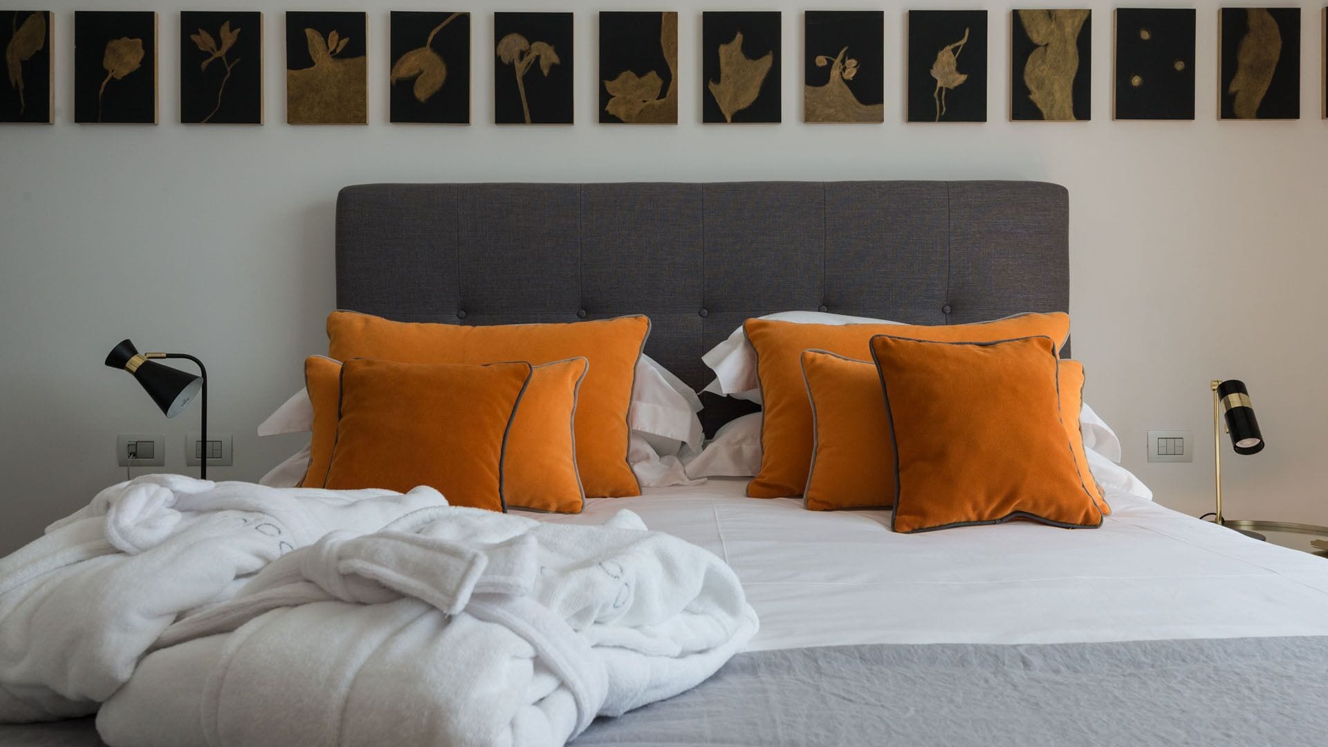 deluxe room, sea view | premium bedding, down duvets, memory-foam beds, minibar