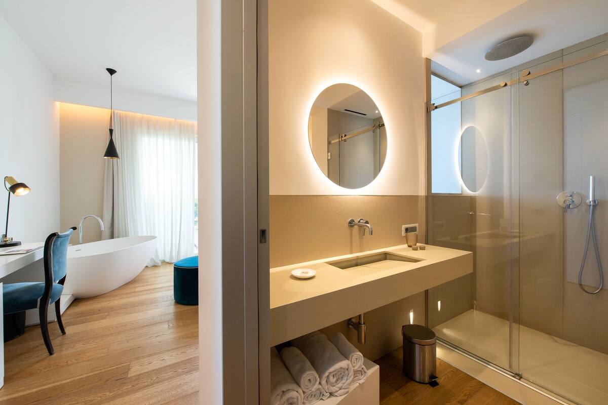 deluxe room, balcony, sea view | bathroom | designer toiletries, hair dryer, bathrobes, slippers