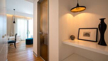 Un bagno moderno con una vasca, un lavandino e una sedia.