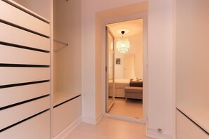 2 habitaciones, cortinas blackout y tabla de planchar con plancha 