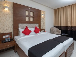 Soundproofing, free WiFi, bed sheets - Capital O 16891 Klase Hotels (Chennai)