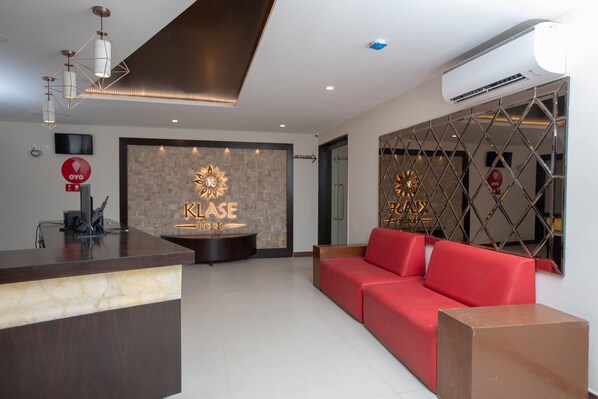 Lobby sitting area - Capital O 16891 Klase Hotels (Chennai)