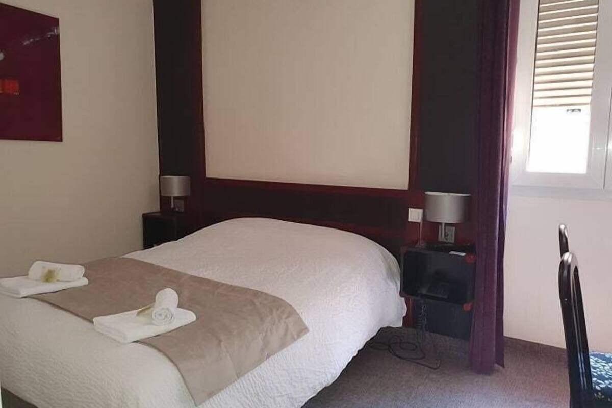 Standard Double Room, Non Smoking | Desk, soundproofing, WiFi (free), individually decorated