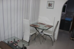 Appartement, 1 tweepersoonsbed, niet-roken | Roomservice - dineren