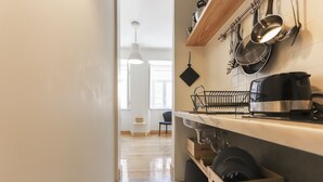Apartment, 3 Bedrooms, Kitchen | Dapur peribadi | Pembancuh kopi/teh, peti sejuk, ketuhar gelombang mikro, ketuhar 
