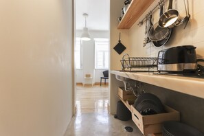 Appartement, 3 chambres, cuisine | Cuisine privée | Réfrigérateur, micro-ondes, four, plaque de cuisson